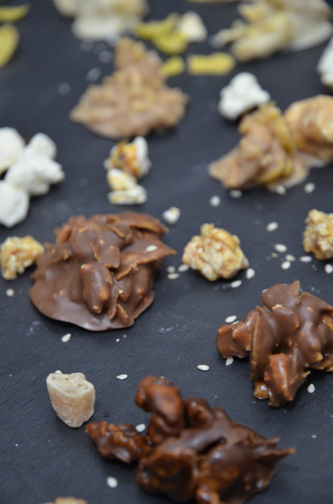 Vier verschiedene Knusperflakes mit Schokolade