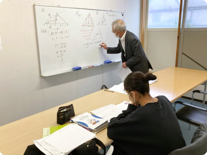 【写真】学習塾｜高校生コースの授業風景｜学習教室スタジアス