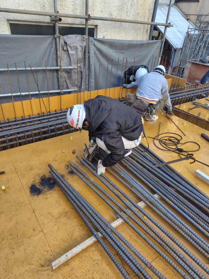 先輩の指示の元、鉄筋をカットしていきます。