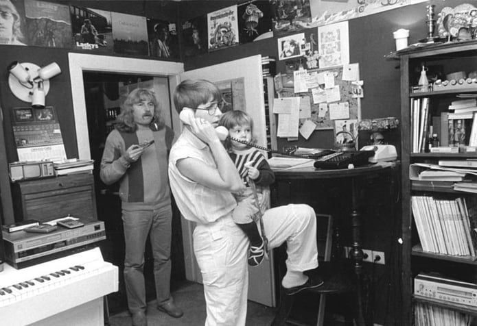 Reinhard Lakomy mit Partnerin (und Texterin auf "Die 6-Uhr-13-Bahn") Monika Erhardt und Tocher Hanni 1987, © Bundesarchiv, Bild 183-1987-0107-015 / CC-BY-SA 3.0