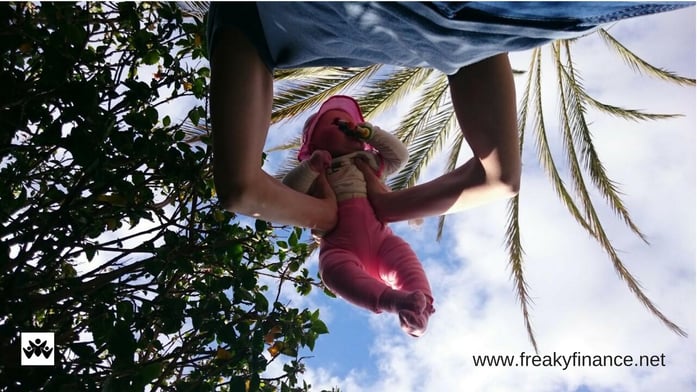 freaky finance, freaky travel, Gran Canaria, Reisebericht, Person hebt Baby hoch