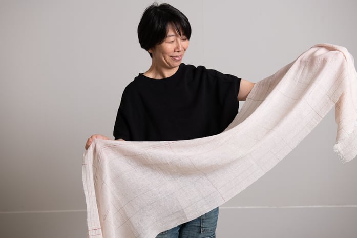 ▲ストールなど日常使いできる作品を多く制作している。