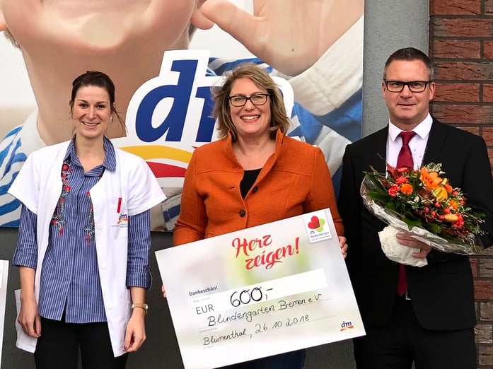 Bild zeigt die Spendenübergabe des dm Drogeriemarktes in Höhe von 600 Euro an die Vertreter des Blindengartens, Bettina Hornhues (1. Vorsitzende) und Marc-Oliver Bruns (Kassenwart)