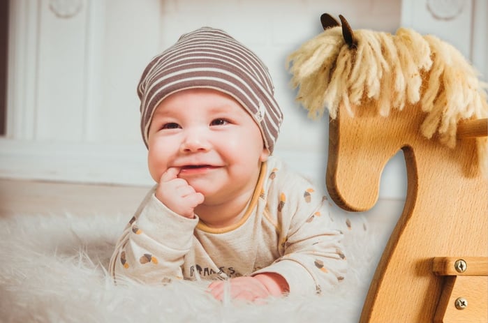 Unser Schaukelpferd Emmy ist ein wahres Naturkind und begeistert bereits Kinder ab 10 Monaten.