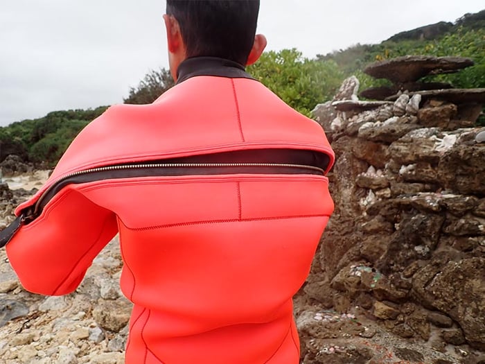 バディにファスナーを開けてもらいます