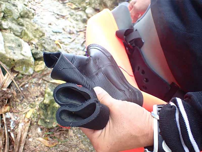 トイレなど移動するときは、首回り、両手の3点を片方の手でまとめて持つと楽です