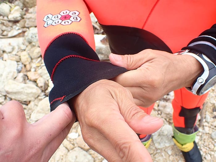 手首もゴムの部分を引っ張るのではなく、横に広げて手を抜きます