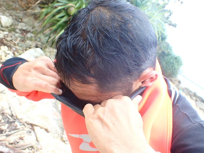 首周りのゴムは引っ張るのではなく広げるようにして頭を抜きます