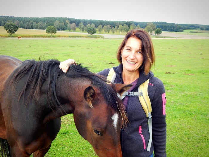 Fastenleiterin/Heilpraktikerin Dagmar Schmidt mit der jungen Stute Peggy Sue 