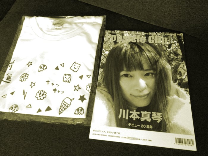 当日の物販ではTシャツと冊子を同時に買ってくださる方が多かったです。Tシャツは私も買いました。でも外で着るのはちょっと勇気いるかもなー。左上の「前進」という言葉に今の川本さんの想いがこめられているんでしょうね、多分。