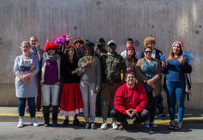 Photo de groupe, centre d'hébergement d'urgence Carcassonne, accueil de nuit, 2019, Léo Derivot