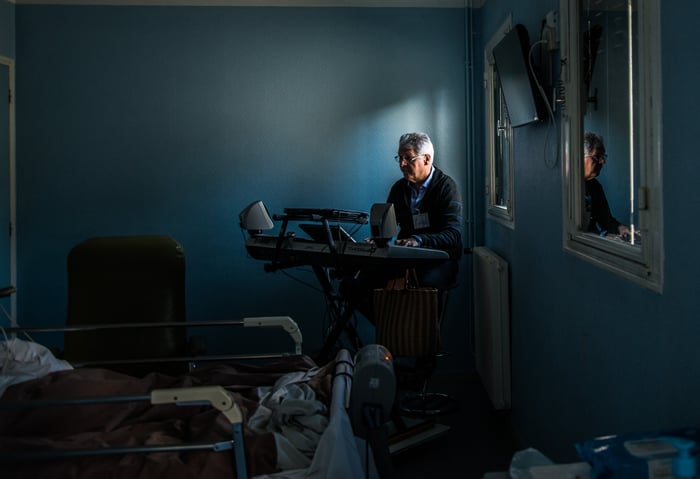 Atelier de musicothérapie en soins palliatifs animé par Jean-Louis Rieu Piquet à laPolyclinique de Montréal, Carcassonne, 2019, Léo Derivot