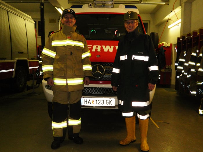 Vergleich neue (links) und alte (rechts) Einsatzbekleidung