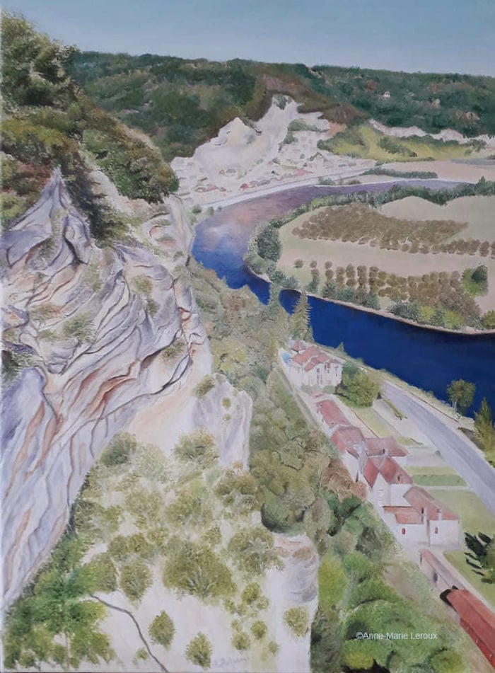 Montagnes surplomblant une vallée avec arbres ,maisons et une route au bord d'un fleuve.