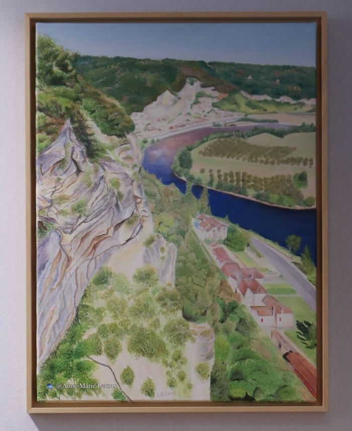 Montagnes surplomblant une vallée avec arbres ,maisons et une route au bord d'un fleuve.