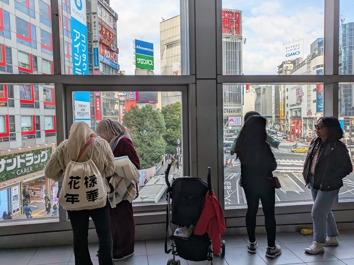 最近は観光客にも良く知られるようになった井の頭線の乗り換え通路