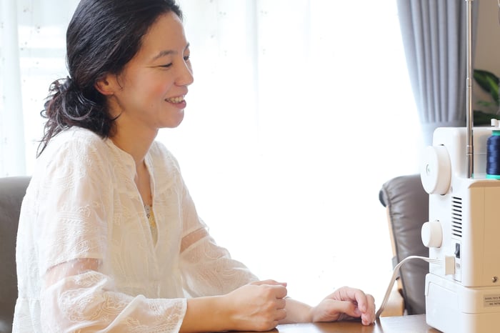 インタビュー中のCASAリメイク作家、柴田さん