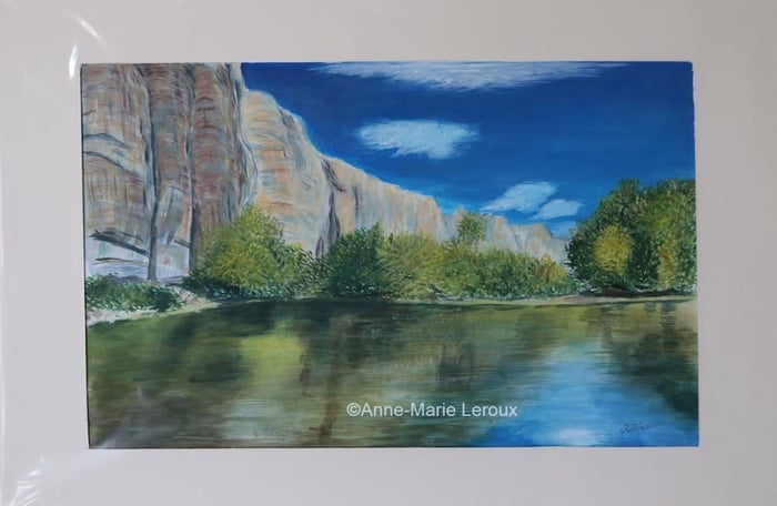 Montagne en roc et reflet sur eau de la végétation.