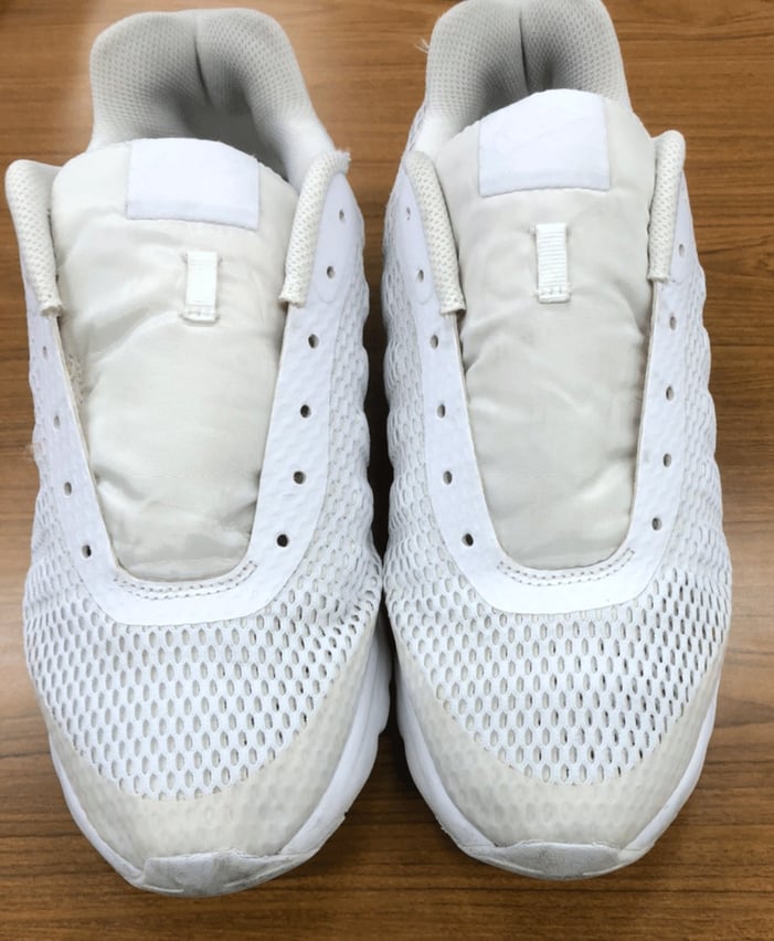 白のスニーカー、綺麗になって真っ白になっている画像。