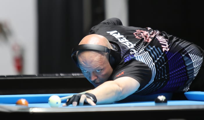 ノイズ遮断のためヘッドフォンを着けてプレーするBJ・ウセリー