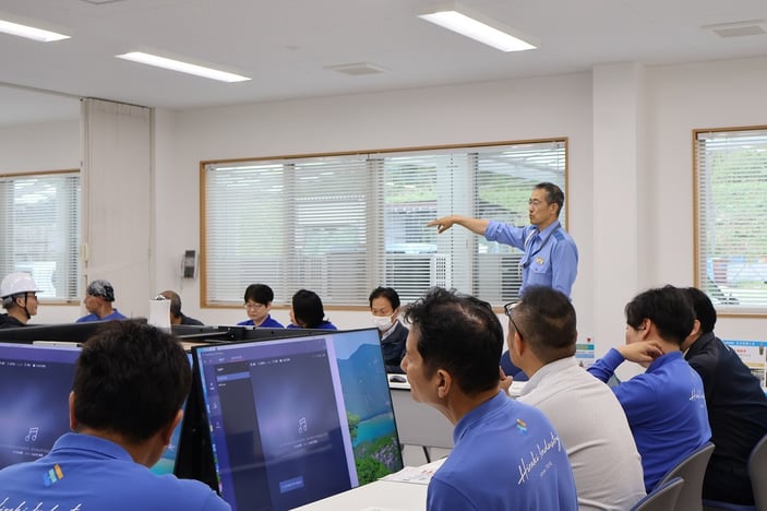 時津警察署交通課の講話に耳を傾ける受講者の様子