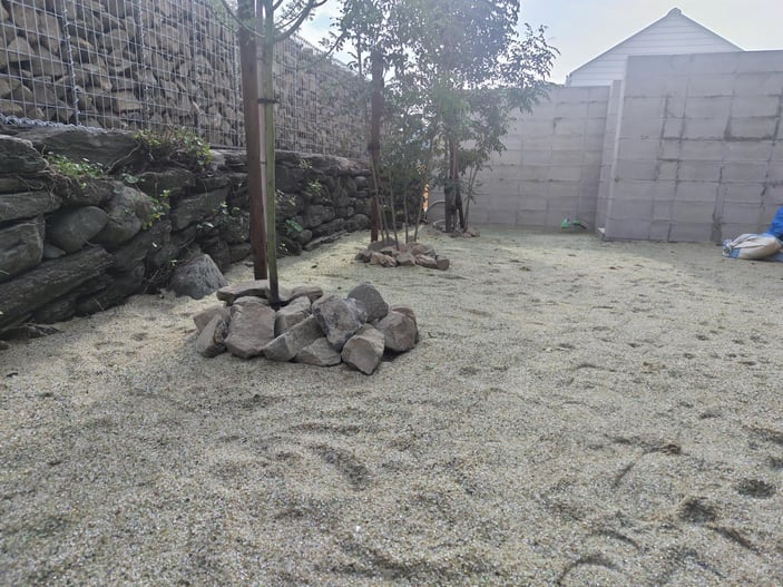 駐車場に敷き詰められています