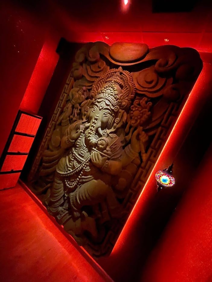 Relieve tallado del Dios Elefante Ganesh, para crear ambiente en un salón de belleza, Madrid