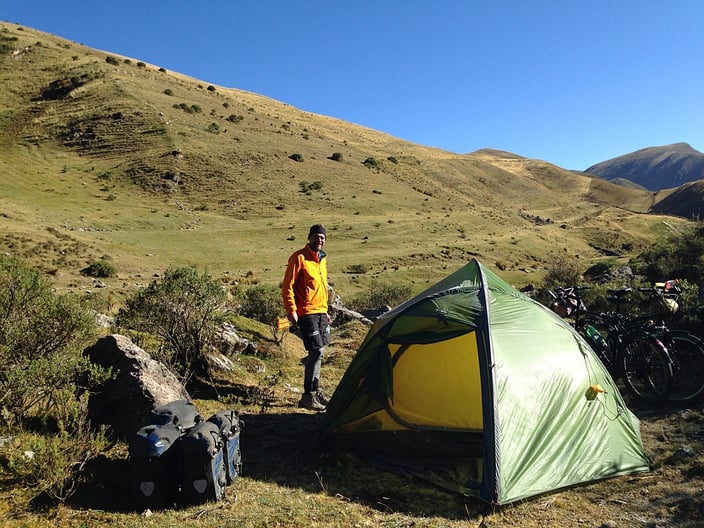 Es war eine bitterkalte Nacht. Das Innenzelt ist mit Eiskristallen überzogen. Erst um 8 Uhr überwinden wir uns, aus den Schlafsäcken zu kriechen.