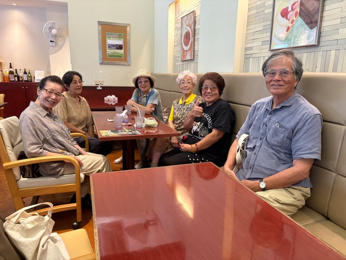 写真は浦添のｶﾌｪ『とまと』おひとりを除いて８０歳以上の方々、９０歳の方も^^