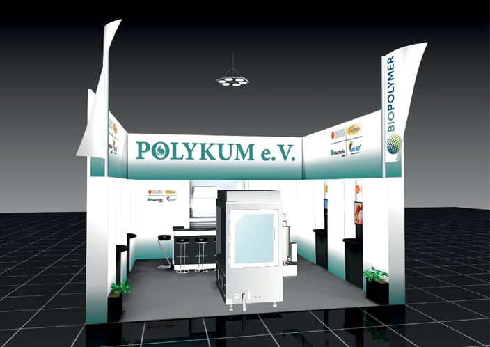 Im Mittelpunkt des POLYKUM-Messestandes auf der K steht ein Großformat-3D-Drucker (vorn/ Grafik: POLYKUM/ AL Messe & Service).) 