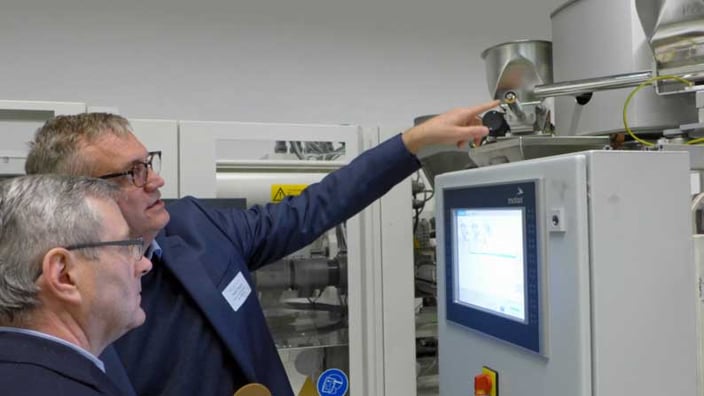 Exipnos-Geschäftsführer Peter Putsch erklärt Dr. Jürgen Ude (li.) die Dosierung der Werkstoff-Komponenten. © Exipnos