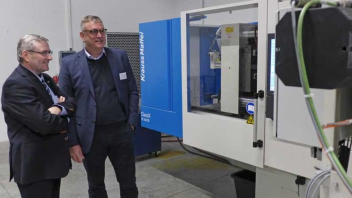 Staatssekretär Dr Jürgen Ude und Exipnos-Gründer Peter Putsch verfolgen die Teilefertigung am DCIM-Prototypen.  © Exipnos