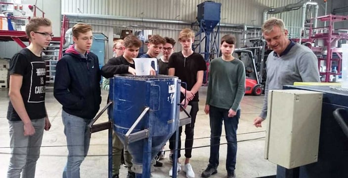 Gymnasiasten des Christian-Wolff-Gymnasiums erleben Kunststoff-Fertigung hautnah.  © Exipnos