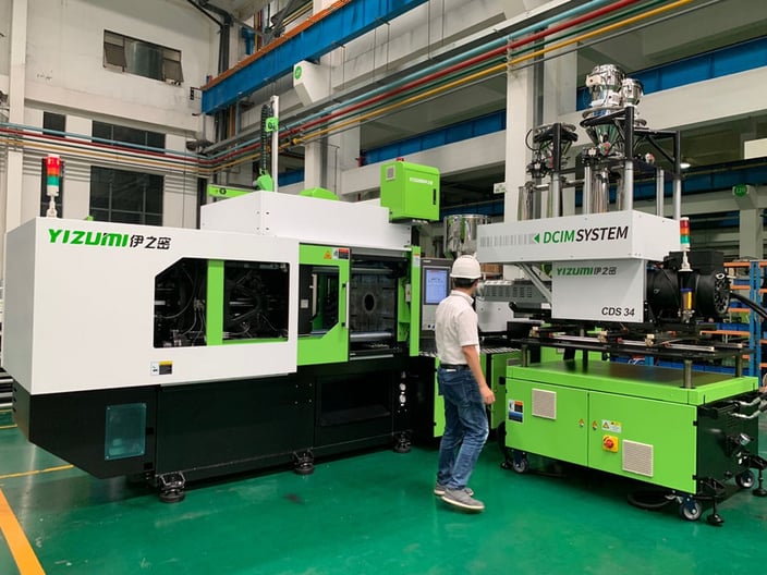 Das Compound Delivery System (CDS, rechts im Bild) kann mit wenig Aufwand an Spritzgießmaschinen verschiedenster Hersteller angedockt werden. Foto: Exipnos