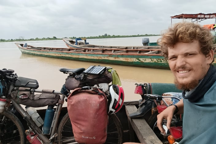 Den ein oder anderen Fluss hat Marc Tiburski auf abenteuerliche Weise auf kleinen Pirogen überquert. Weit weg von westlichen Sicherheitsstandards.(Fotos: Privat) 