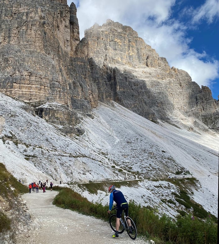 Am südlichen Fuß der Drei Zinnen wurde vor über 100 Jahren die Auronzohütte gebaut. Vor dort führen Schotterwege ins Gebirge.