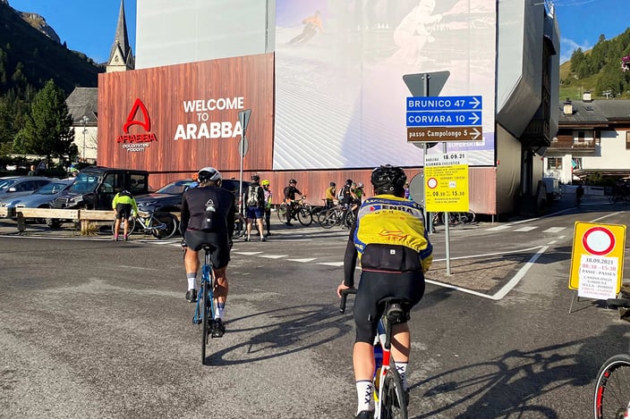 Für die Teilnahmen an den Sellaronda Bike Days benötigt es keine Einschreibung. Jeder kann in einem der Täler in Alta Badia, Gröden, Fassatal oder Arabba starten.