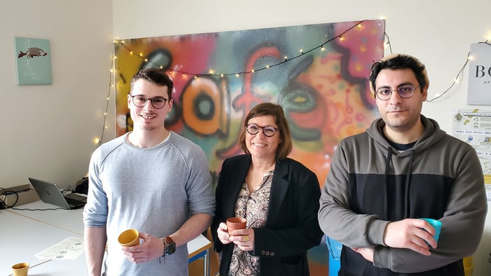 Professorin Beate Langer präsentierte mit Mervan Haji (rechts) und Exipnos-Produktionsleiter Eduard Putsch das Forschungsprojekt im studentischen „Café 144“ auf dem Campus der Hochschule Merseburg.