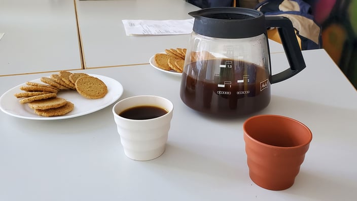 Beliebtes Sammelobjekt und nun auch interdisziplinärer Forschungsgegenstand an der Hochschule Merseburg: Tassen aus BioCelain® werden im studentischen Café 144 auf dem Campus einem Dauertest im Dienste der Wissenschaft unterzogen.