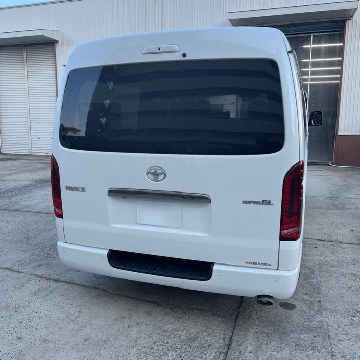 トヨタ　ハイエース　カーフィルム施工　シルフィード　フルメタルフィルム　リアガラス施工前