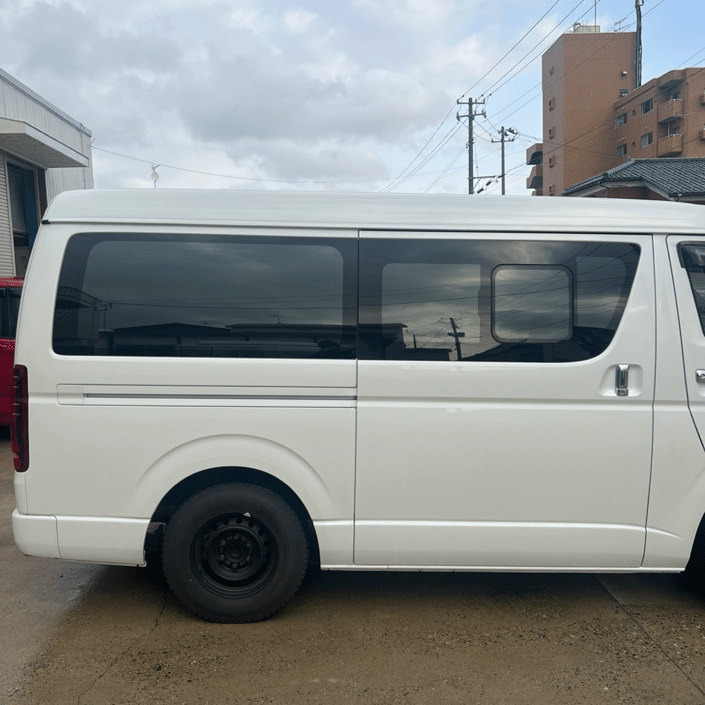 トヨタ　ハイエース　カーフィルム施工　シルフィード　フルメタルフィルム　リアサイド施工後