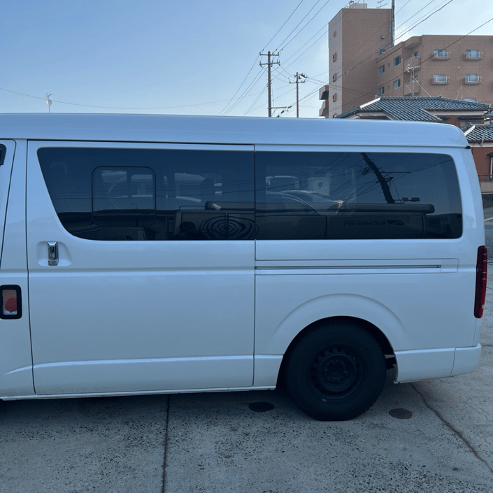 トヨタ　ハイエース　カーフィルム施工　シルフィード　フルメタルフィルム　リアサイド施工前