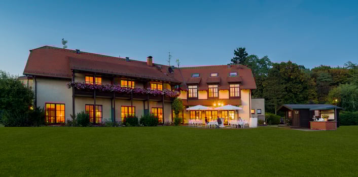 Hotel in Alzenau, Hotelfotograf Tom River, Gebäude, Abendaufnahme