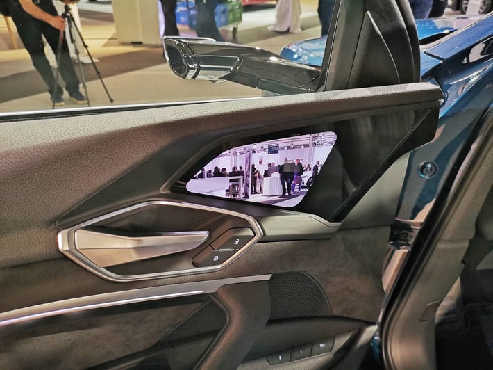 Der Audi e-tron präsentiert sich mit Kamera + Bildschirm statt Seitenspiegel