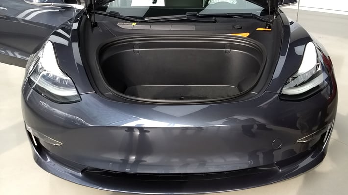 Der Frunk: Der vordere Kofferraum des Tesla Model 3 bietet zusätzlichen Platz fürs Gepäck