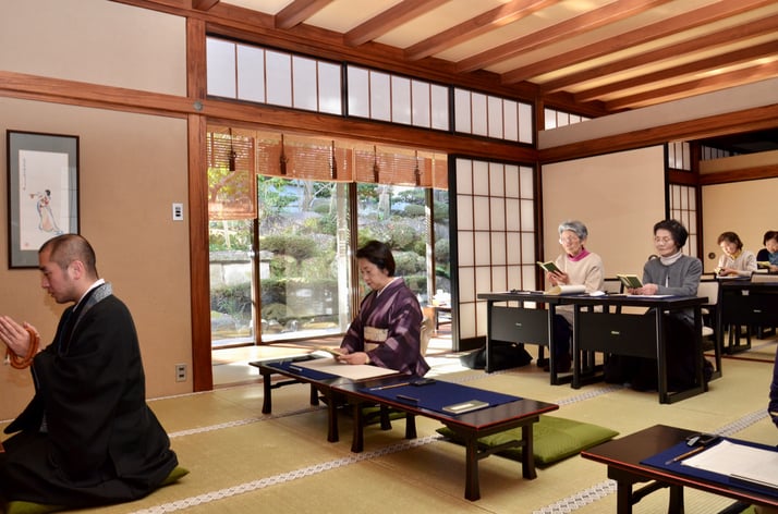 写経会を習っている写真