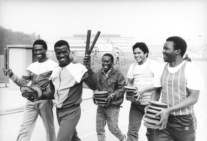 Studiengruppe Leichtathletik an der Leipziger DHfK (Deutsche Hochschule für Körperkultur) im September 1989 mit Dinis F. Antonio, Miguel Diocleciano, Joaquim Vilanaculos, Hector Vanegas und Pedro Goncalo. Foto: Bundesarchiv/Wolfgang Kluge (CC-BY-SA 3.0) 