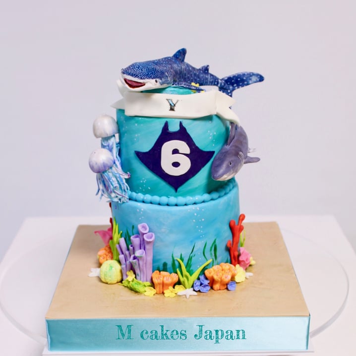美ら海水族館イメージ ケーキ🐠 ・ #美ら海水族館 #水族館 #誕生日ケーキ #ジンベイ鮫 #鮫 #クラゲ #海藻 #サンゴ #ブラックマンタ #6歳 #水族館ケーキ #エムケーキ #aquariumcake #okinawaaquarium #japanbased #cakeshop