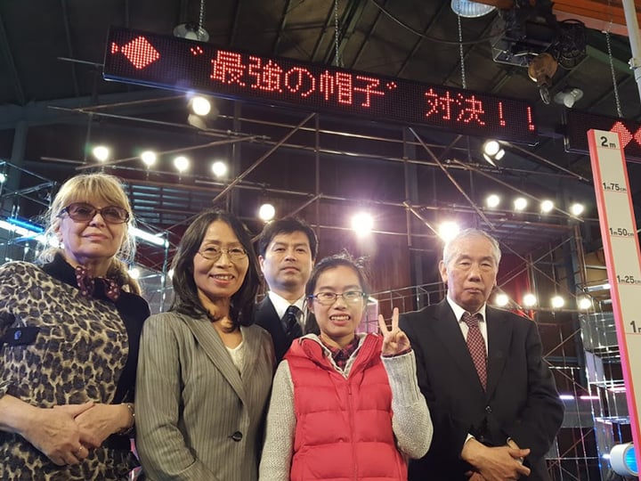 NHK　超絶凄ワザ！　「最強の帽子」対決　収録スタジオにて　中央　秦永ダンボール小澤範雅、右　萩原一郎先生