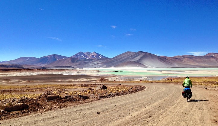 Die wunderbar im gleissenden Mittagslicht leuchtende, hellblaue Laguna Salar de Talar.